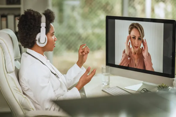 Tiro Uma Médica Africana Fazendo Videochamada Com Paciente Computador Seu — Fotografia de Stock