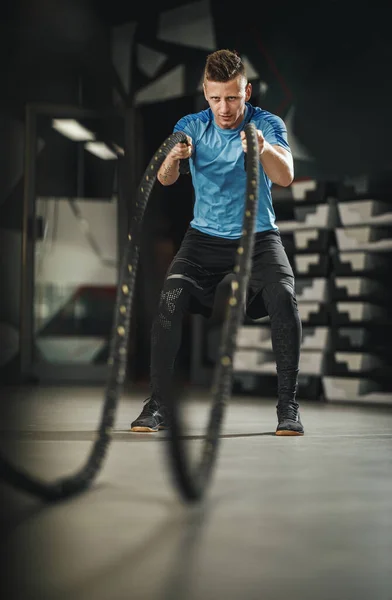 Skjuten Muskulös Kille Sportkläder Gör Övningar Med Rep Gymmet — Stockfoto
