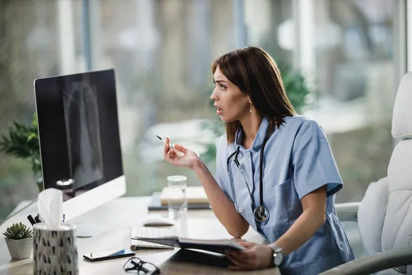 Een Aantrekkelijke Jonge Verpleegster Die Röntgenfoto Analyseert Computer Het Ziekenhuis — Stockfoto