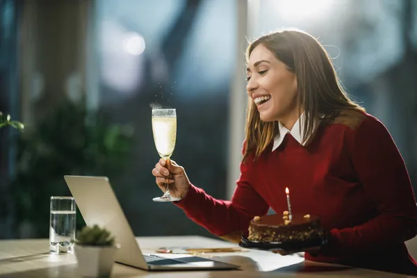 Usmívající Mladá Žena Drží Narozeninový Dort Sklenku Šampaňského Mají Online — Stock fotografie