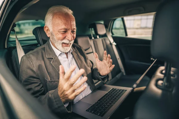 Tiro Homem Sênior Sucesso Usando Laptop Enquanto Sentado Banco Trás — Fotografia de Stock