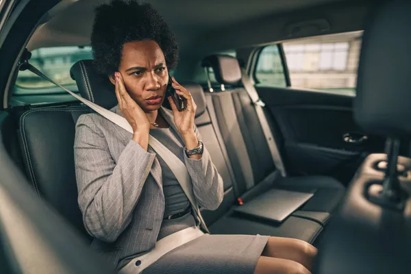 Tiro Uma Mulher Negra Bem Sucedida Conversando Smartphone Enquanto Sentada — Fotografia de Stock