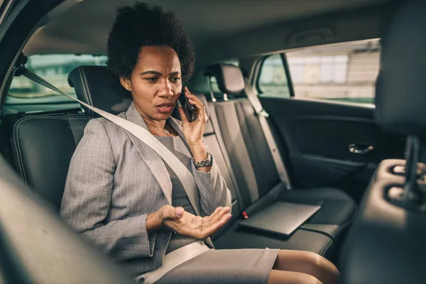Skjuten Framgångsrik Svart Affärskvinna Talar Smartphone Medan Sitter Baksätet Bil — Stockfoto