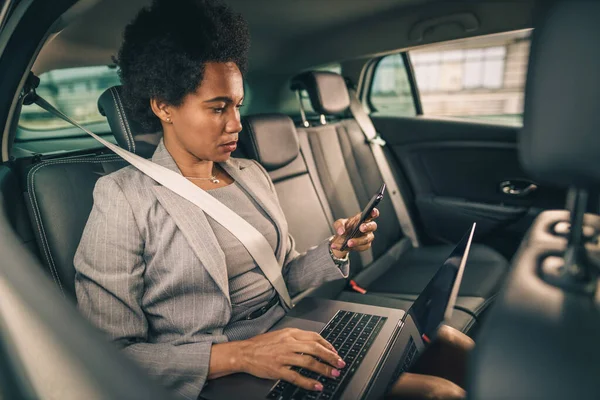 Fotografía Una Mujer Negra Exitosa Usando Teléfono Inteligente Mientras Trabajaba —  Fotos de Stock