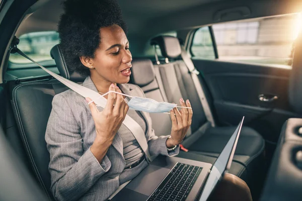 Fotografía Una Exitosa Mujer Negocios Negra Con Máscara Protectora Usando —  Fotos de Stock