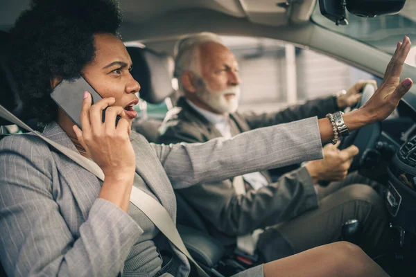 Dos Exitosos Empresarios Multiétnicos Que Viajan Coche Hombre Mayor Conduciendo —  Fotos de Stock