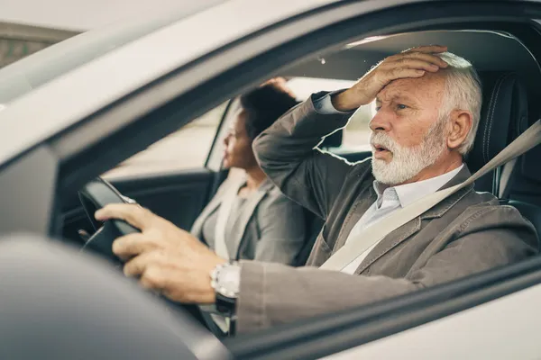 Colpo Due Stressati Uomini Affari Multietnici Che Viaggiano Auto — Foto Stock