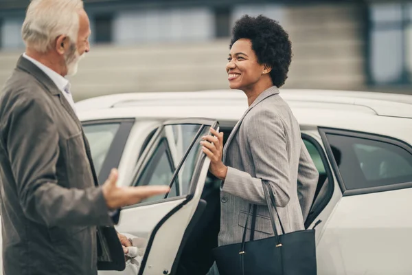 Chofer Senior Abriendo Una Puerta Auto Para Una Mujer Negocios — Foto de Stock
