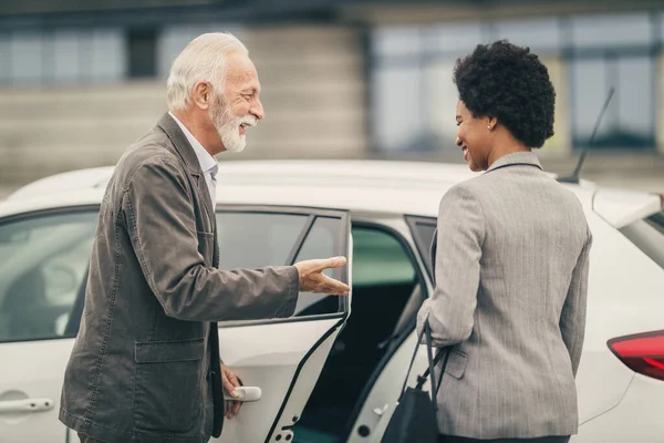 Hombre Negocios Mayor Abriendo Una Puerta Coche Para Compañera Negra — Foto de Stock