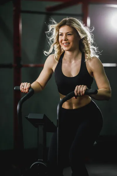 Молодая Мускулистая Женщина Тренируется Тренажерном Зале — стоковое фото