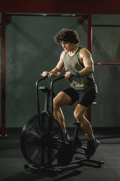 Joven Musculoso Está Haciendo Entrenamiento Duro Crossfit Bicicleta Gimnasio —  Fotos de Stock