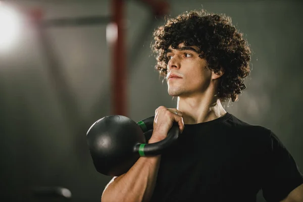 Joven Musculoso Está Haciendo Entrenamiento Duro Con Kettlebell Gimnasio —  Fotos de Stock