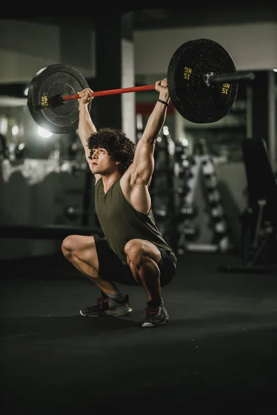 Een Jonge Gespierde Man Traint Hard Met Lange Halter Sportschool — Stockfoto