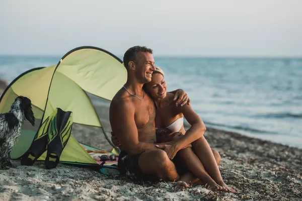 Ein Liebevolles Glückliches Paar Das Einen Tag Strand Verbringt Und — Stockfoto