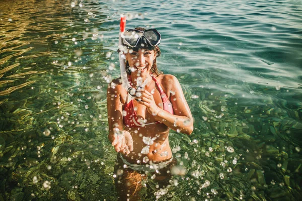 Atrakcyjna Kobieta Masce Nurkowania Snorkelingu Bawiąca Się Wodzie Morskiej Ciesząca — Zdjęcie stockowe