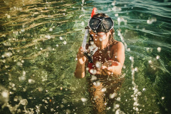 一个带着潜水面具和潜水的快乐女人在海里玩乐 在海滩度假 — 图库照片