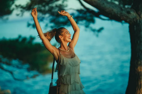 一个快乐的年轻女子正在度假和探索地中海海滨 — 图库照片