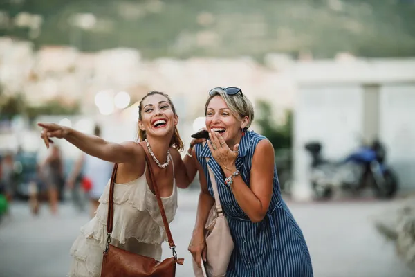 Duas Mulheres Alegres Estão Divertindo Desfrutando Dia Verão Enquanto Caminham — Fotografia de Stock