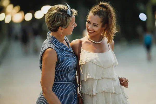 Dvě Usměvavé Ženy Baví Zatímco Užívají Letní Dovolenou — Stock fotografie