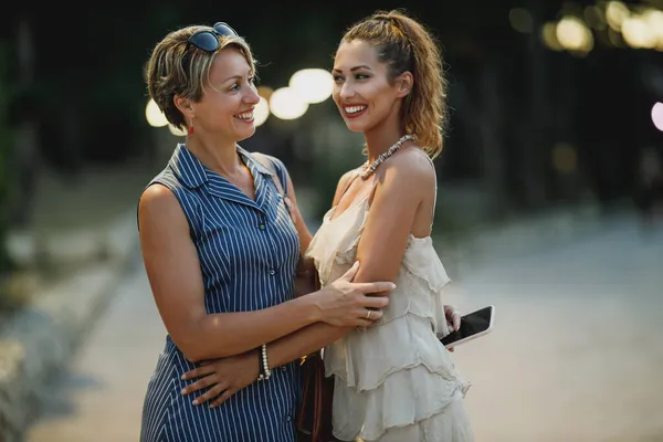 Duas Mulheres Sorridentes Estão Divertindo Enquanto Desfrutam Férias Verão — Fotografia de Stock