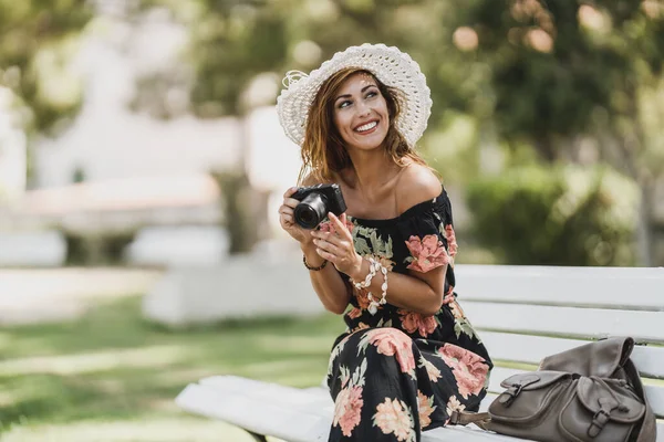 Atraktivní Mladá Žena Digitálním Fotoaparátem Těší Letní Dovolenou Při Sezení — Stock fotografie