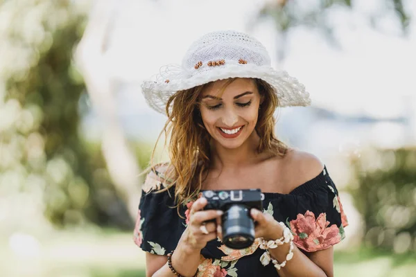 Joven Mujer Sonriente Mirando Fotos Una Cámara Digital Disfrutando Parque —  Fotos de Stock