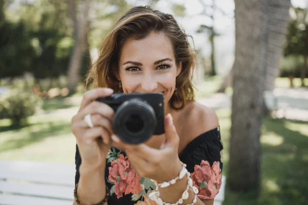 Genç Gülümseyen Kadın Dijital Kamerasıyla Fotoğraf Çekiyor Kameraya Bakıyor — Stok fotoğraf