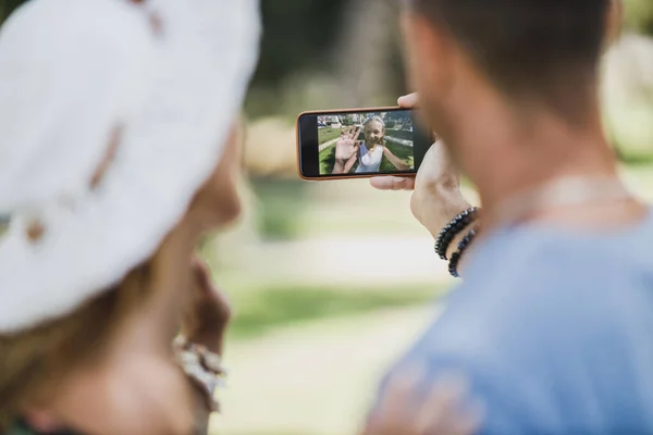 Glad Unga Föräldrar Gör Videosamtal Med Sin Söta Dotter Smart — Stockfoto