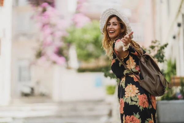 Uma Bela Turista Mulher Alegre Vestido Verão Chapéu Palha Divertindo — Fotografia de Stock