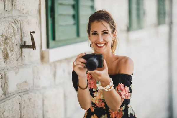 Jovem Mulher Sorridente Tirando Fotos Com Sua Câmera Digital Enquanto — Fotografia de Stock