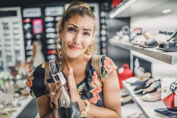 Aantrekkelijke Vrouw Met Bedelende Handen Vraagt Man Kopen Elegante Schoenen — Stockfoto