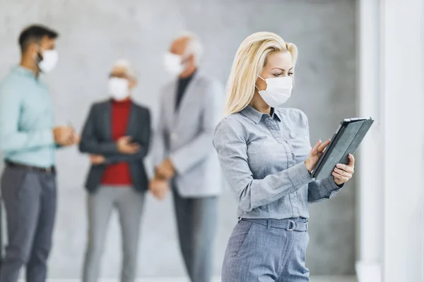Självsäker Affärskvinna Med Skyddsmask Som Använder Digitala Tabletter Kontoret Koronaviruspandemi — Stockfoto