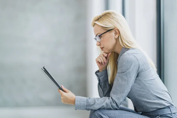 Una Donna Affari Sicura Che Lavora Tablet Digitale Mentre Seduta — Foto Stock