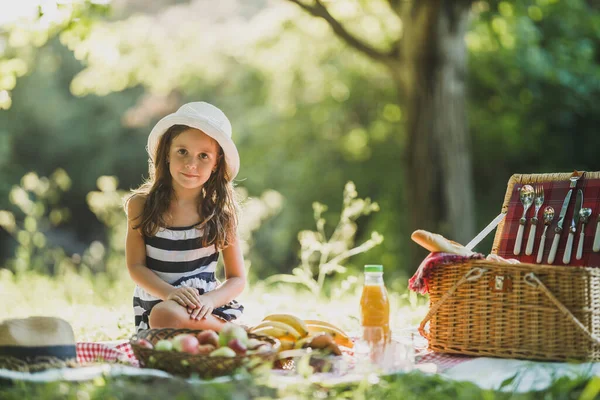Cute Smiling Little Girl Sitting Grass Enjoying Picnic Day Park — Stock Photo, Image