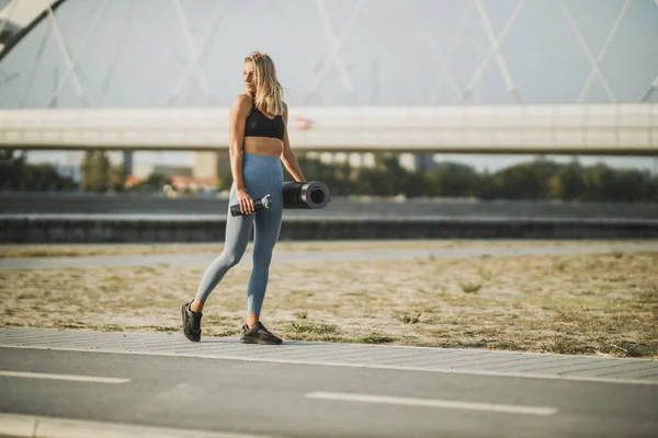 Vacker Passform Kvinna Promenader Nära Floden Bron Staden Och Förbereda — Stockfoto