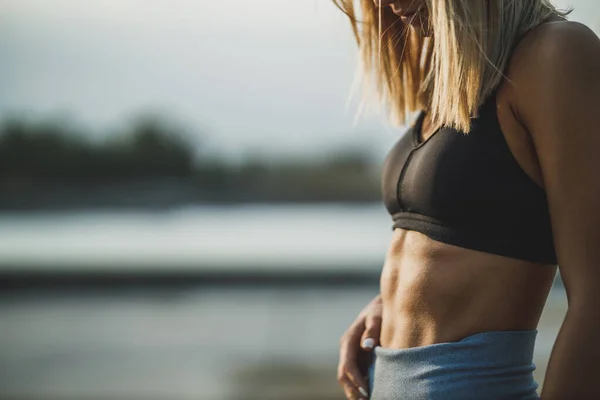 Fitness Donna Mostrando Suo Pacco Sei Mentre Allena All Aperto — Foto Stock