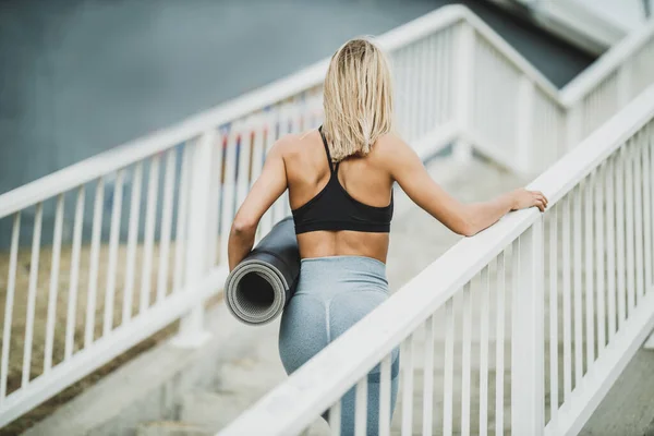 Vista Posteriore Una Donna Forma Abbigliamento Sportivo Possesso Tappeto Esercizio — Foto Stock