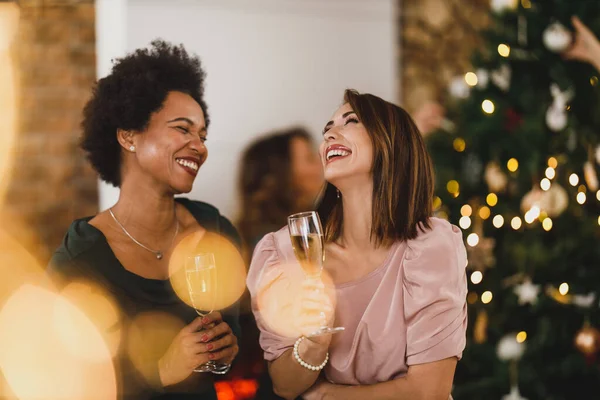 新年やクリスマスを家で祝いながら楽しむ多民族女性の友人 — ストック写真