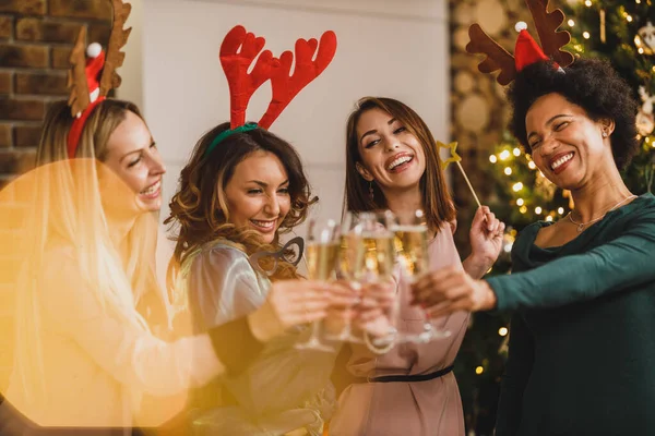 Close Cheerful Multietnic Girls Toasting Champagne Christmas New Year Party — Stockfoto