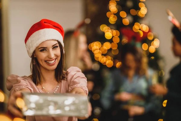 Lächelnde Junge Frau Bringt Geschenke Während Sie Weihnachten Mit Ihren — Stockfoto