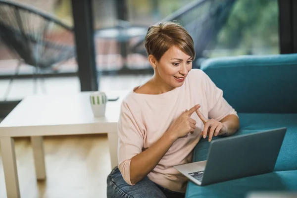 Smiling Middle Age Female Entrepreneur Makes Video Call Laptop Her — Stock Photo, Image