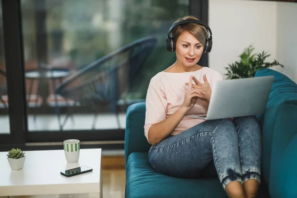 Medelålders Kvinnlig Entreprenör Deltar Ett Online Möte Laptop Sitt Hemmakontor — Stockfoto