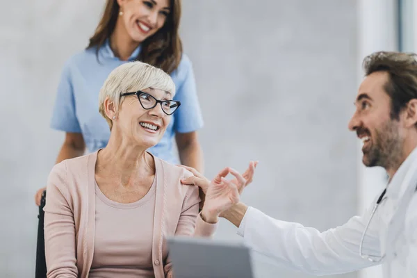 Giovane Medico Successo Che Parla Con Sua Paziente Anziana Mentre — Foto Stock