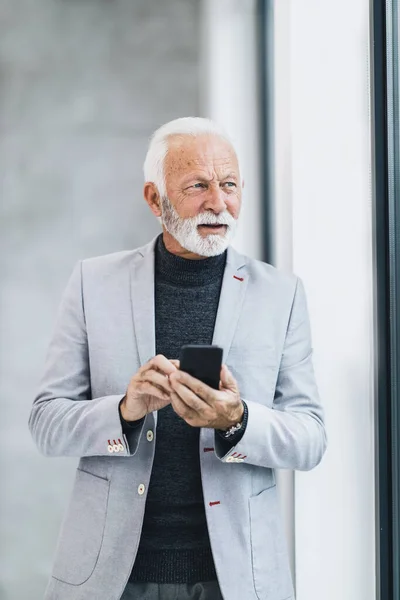 Självsäker Senior Affärsman Som Använder App Smarttelefon När Han Står — Stockfoto