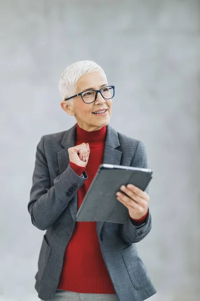 Sebevědomá Starší Podnikatelka Pracující Digitálním Tabletu Zatímco Stojí Kancelářské Hale — Stock fotografie