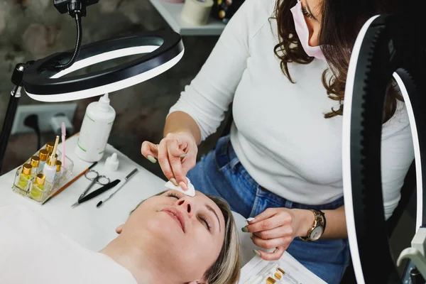 Esteticista Preparando Modelo Para Procedimento Laminação Sobrancelha Salão Beleza — Fotografia de Stock