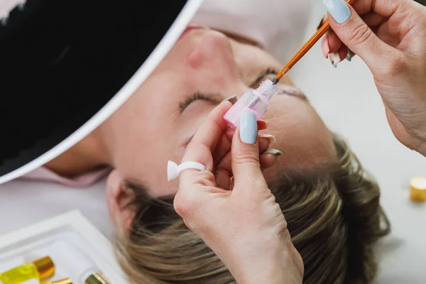 Close Esteticista Irreconhecível Preparando Modelo Para Procedimento Laminação Sobrancelha — Fotografia de Stock