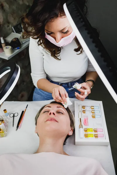 Maquiagem Artista Fazendo Procedimento Laminação Sobrancelha Para Bela Mulher Madura — Fotografia de Stock