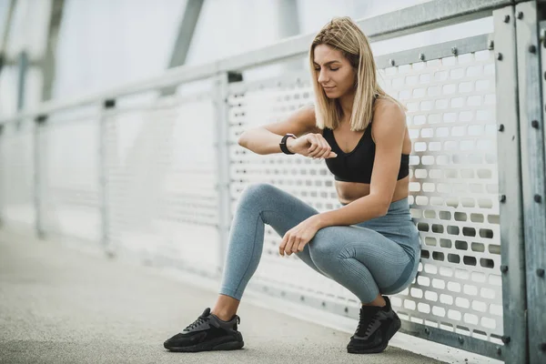 Mulher Apto Bonita Olhando Smartwatch Descansando Depois Duro Treinamento Corrida — Fotografia de Stock