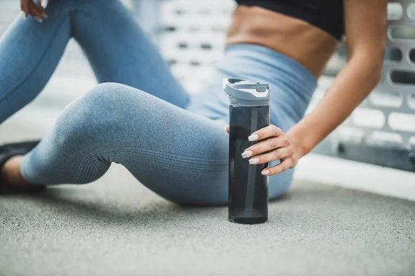 Unrecognizable Fit Woman Sitting Bridge Holding Bottle Water While Resting — Stock Photo, Image